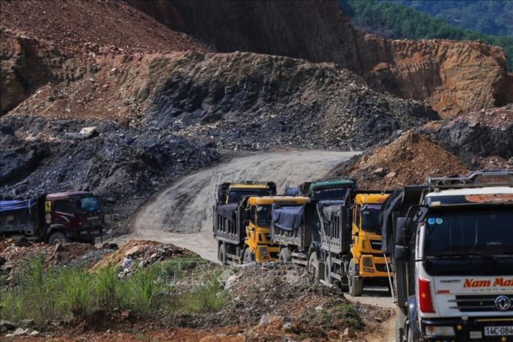 Xe ra vào mỏ khai thác đông tăng nguy cơ thất thoát